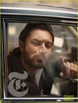 组图：裘德-洛英伦范儿熟男写真 皱眉搞怪贴车窗