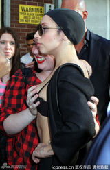 组图：LadyGaga穿蕾丝胸罩出街 大方让粉丝摸胸