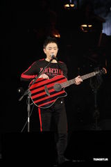 组图：黄贯中红馆卖力开唱 陈豪林保怡等助阵