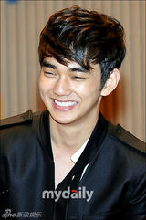 组图：SBS《武士白东秀》发布 俞承浩现身笑容亲切