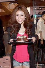 周慧敏自言有不少同志朋友 赌王四太送何超盈首饰