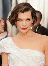 高清组图：奥斯卡红毯米拉-乔沃维奇红唇秀香肩