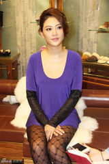 组图：应采儿产后首亮相秀好身材 谈育儿当严母