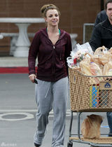 组图：布兰妮素面朝天逛超市 一身休闲不修边幅