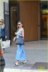 组图：米兰达可儿巴黎时装周街头现身频换装