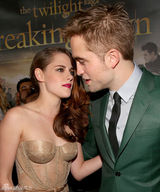 组图：《暮光4》洛杉矶首映 暮光情侣亲密亮相