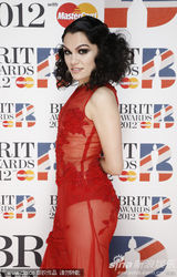 组图：Jessie J透视裙极尽诱惑 登台为火星哥颁奖