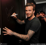 组图:小贝退役闲钱赚不完 签名秀真迹