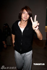 幻灯图：言承旭倡导帮助儿童计划 与贫困儿童放风筝