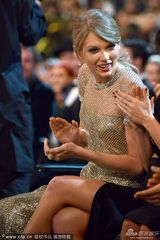 斯威夫特钢琴弹唱《All Too Well》露美腿