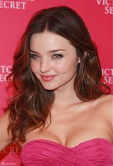 高清组图：米兰达-可儿性感亮相 粉红礼服娇艳