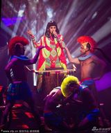 组图：全英音乐水果姐展最炫民族风 艾丽露胸衣