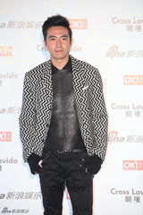 组图：俞灏明黑皮夹克亮相红毯气质硬朗