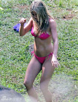 幻灯图：41岁安妮斯顿片场秀粉红色性感比基尼 