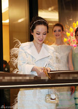 组图：吴奇隆霍思燕携手捞金 闹市剪彩人气爆棚