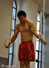 组图：吊环王陈一冰秀肌肉展自信笑容