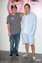 组图：陈冠希亮相画展标志笑容 考虑年底开个唱