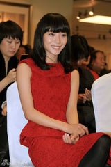 组图：王珞丹优雅红裙亮相 跨界获封时尚丽人