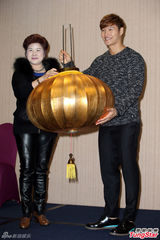 组图：金钟国穿中国传统服装 贴身抱女粉丝