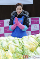 组图：韩国女星王光娜为饥饿儿童腌泡菜
