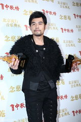 高清图：群星中歌榜后台亮相展示奖杯