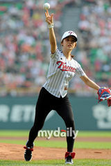 组图：金泰熙为棒球比赛开球 英姿飒爽有模有样