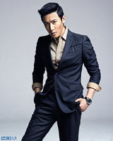 组图：陆毅拍大片秀长腿 国民偶像诠释风尚魅力