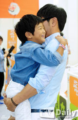 组图：李钟赫李俊秀父子穿亲子装出席签名会