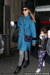 组图：阿尓芭亮相巴黎衣着亮眼 小奥诺萌样可爱