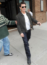 组图：克鲁斯返家陪爱女苏瑞可爱抢镜