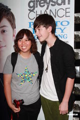 组图：GaGa小师弟抵港 自称已与歌迷们结婚