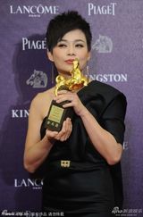 组图：金马后台章子怡吻奖杯 蔡明亮李康生合体