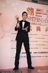 组图：萧敬腾获最佳国语男歌手 兴奋摆造型