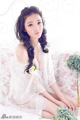 组图：刘雨欣花样写真演绎水样纯情