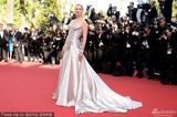 组图： 乌玛-瑟曼银色礼服高贵亮相如女神