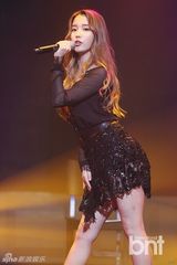 组图：歌手IU透视装宣传新专辑告别甜美展性感