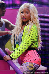 组图：麻辣鸡个唱粉丝强行上台 与保镖激烈扭打