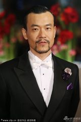 组图：《白日焰火》廖凡西装革履显帅气