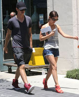 组图：瑞切尔-贝尔森和男友海登逛街购物