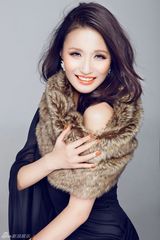 组图：万美汐夏日清新写真魅力四射