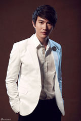 组图：陆昱霖写真曝光 气质儒雅展熟男魅力