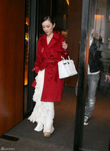 高清组图：霍思燕街拍 红色大衣搭白裙白包