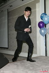 组图：温升豪35岁生日圆歌手梦 唱新歌回馈歌迷