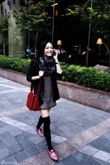 高清图：姚晨街拍照潮范十足 斜纹软呢裙创意百搭