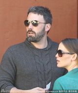 组图：阿弗莱克大胡子男人味十足 夫妇共度二人世界