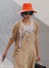 组图：范冰冰混搭穿着候机 手提名包表情多