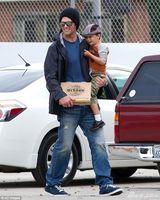 组图：邦臣黑衣出街修身LOOK 老公带爱子吃披萨