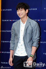 组图：少时SHINee李玹雨等捧场时装上市活动