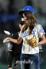 组图：韩星朴寒星为棒球赛开球 俏皮可爱笑容灿烂