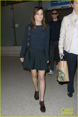 组图：艾玛-沃特森机场出行 甜美微笑大秀美腿